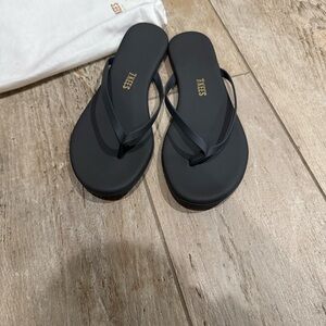 TKEES Women's Classic Black Sandals Size 6 Like New!